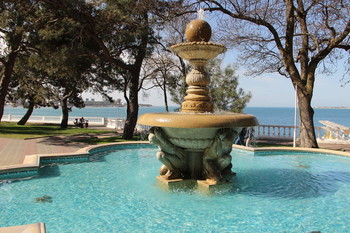 Фонтан у моря / В Геленджике много фонтанов вдоль набережной. Один из них-фонтан с атлантами.
