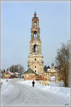 &nbsp; / Ансамбль церквей Троицы, Николая Чудотворца и Грузинской иконы Божией Матери.Село известно с 1554 г., когда оно было в дворцовом ведении. Называлось оно тогда Матенинский стан (по небольшой речке Матня). Современное название село получило, вероятно, в тот период, когда здесь образовалась усадьба для соколиной охоты царя Василия Шуйского. В 1619 г. село было во владении кн. Д.М. Черкасского. В этот период здесь существовал деревянный храм Архангела Михаила. После большого пожара 1750 г., когда Васильевское находилось во владении графа П.Б. Шереметева, построен первый каменный зимний храм свт. Николая Чудотворца с приделами Архангела Михаила и свт. Митрофана Воронежского. Вскоре после этого рядом был поставлен летний храм в честь Грузинской иконы Божией Матери. В 1768 г. построен однопрестольный крупный летний храм Святой Троицы. Завершен храмовый ансамбль в 1802 г., когда возведена высокая пятиярусная колокольня.