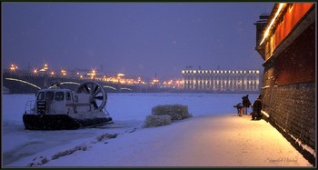 Крещенские морозы... / В праздник Крещения крепкий мороз,
Он пробивает прохожих до слёз.
Но не рыдают лишь люди-моржи:
Любят морозы они безо лжи!

В прорубь ныряет народ средь зимы,
Чтоб у водицы здоровья взаймы
Взять бы с лихвою и дух укрепить,
Тёмные силы в себе победить.