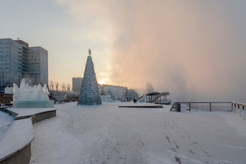 Морозный праздник / Елка на набережной на фоне морозного тумана от Енисея