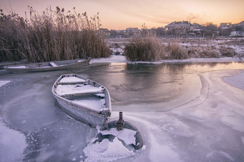 Морозное утро / Зимний пейзаж с лодкой на переднем плане
