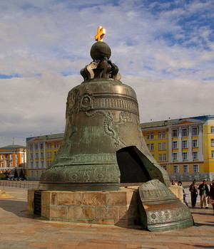Царь-колокол в Кремле / Царь-колокол — известный всему миру исторический памятник. Гигантский монумент занимает почетное место в Кремле. В 2020 году исполнится 285 лет колоколу, который за все время существования не издал ни одного звука.