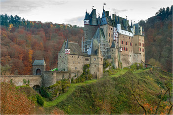 Замок Эльц / Замок Эльц – один из самых красивых и самых известных дворцов Германии. Спрятанный в густом лесу недалеко от Кобленца, он почти тысячу лет привлекает к себе толпы любознательных туристов.