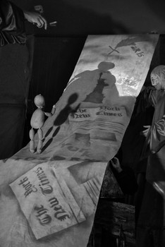 Ярко блещет черный свет / Белорусский кукольный театр «Лялька» в день рождения Марка Шагала показал спектакль «Исход», посвященный жизни и творчеству самого известного витебского художника. Впервые в истории актеры работают с марионетками на ходулях. Культовые произведения художника воплощены через театр теней и особую систему символов.