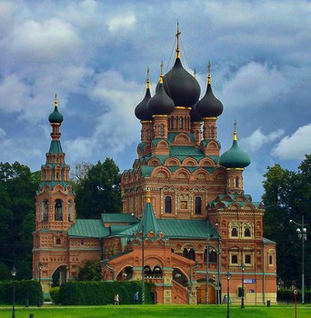 ХРАМ ТРОИЦЫ ЖИВОНАЧАЛЬНОЙ В ОСТАНКИНЕ / Памятник старорусского культового зодчества, одна из кульминационных точек в развитии московского узорочья. Примечателен как одна из тех построек конца XVII века, фасады которых сплошь закрыты декором. Ныне православный храм Троицкого благочиния Московской городской епархии Русской православной церкви. Храм входит в комплекс памятников музея-усадьбы «Останкино» Здание храма отнесено к категории объектов культурного наследия федерального значения.