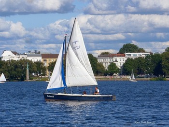 Alster Hamburg / Озеро Альстер (Alster Hamburg) - сердце Гамбурга, любимое место отдыха гамбуржан и гостей города. Видео:

https://www.youtube.com/watch?v=FUnJ6Mt1G68

Alstervergnügen 2017. Hamburg
https://www.youtube.com/watch?v=PZXeb1sykTk

Alster am Abend
https://www.youtube.com/watch?v=YdvFUdm0nQ0

Alster Hamburg
https://www.youtube.com/watch?v=shvDCXIyNb0&amp;pbjreload=10
Парусники в Гамбурге:

https://www.youtube.com/watch?v=JT5YfxP005o

Видео &quot;Прогулка по Эльбе&quot;: https://www.youtube.com/watch?v=qL1e1j9B8Vk

Лайнеры в Гамбурге:

https://www.youtube.com/watch?v=VU8V0Jvqpy0

https://www.youtube.com/watch?v=_8iY4QcGL-A&amp;t=8s https://www.youtube.com/watch?v=EVMHpH6SJxA

Корабли на Эльбе:

https://www.youtube.com/watch?v=DA7DProSV6o&amp;list=UUEOp3amNaNT0205lPmdFi8w&amp;index=19

Портовый центр и складской район Гамбурга:

https://www.youtube.com/watch?v=i0kxa-sex6o

https://www.youtube.com/channel/UCEOp3amNaNT0205lPmdFi8w/videos?

https://www.youtube.com/watch?v=IGn-NNqkBL0

https://www.youtube.com/watch?v=dZ1W9amrFdg