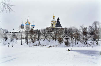 История и современность... / Новоспасский монастырь и Новоспасский пруд. 
Новоспасский пруд — искусственный водоём в центре Москвы. В 1750 году на берегу Москвы-реки в центре города на современном местоположении пруда были вырыты два водоема: больший имел прямоугольную форму, а меньший — квадратную.. Пруды были связаны друг с другом и с Москвой-рекой системой подземных труб. До наших дней от этой системы дошёл лишь один водоём прямоугольной формы — это и есть Новоспасский пруд.Его площадь составляет 1,5 га, средняя глубина — 2,5 метра. С территории пруда открывается вид на Московский международный дом музыки с одной стороны — за Москвой рекой и Новоспасский монастырь с противоположной. Новоспасский мужской монастырь, один из 10 действующих в Москве, принадлежит Русской православной церкви. Образованная в 13 веке тихая монашеская обитель за много веков превратилась в законченный архитектурный ансамбль. Это удивительный памятник древней истории православия на Руси, и обитель монашеской общины, живущей по своим строгим правилам и распорядку.