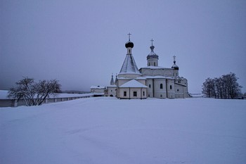 В Ферапонтовом Белозерском Богородице-Рождественском монастыре / Зимним взглядом