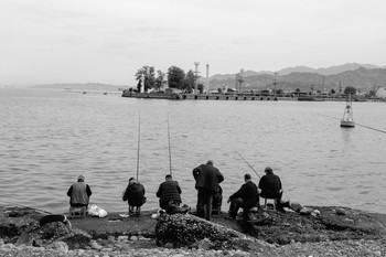 Грузия, Батуми. Рыбаки на море / Старики и одно на всех море.