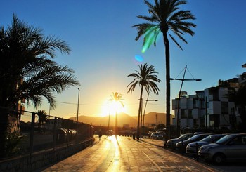 Закат на Ибице / Фото против солнца.Город Дальт Вилла Балеарские острова