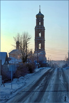 Болхов... / Церковь Георгия Победоносца...76-метровая колокольня - самая высокая в области. Этот старинный храм был построен в 1740 году, когда Болхов был еще городом-крепостью, защищавшим южные рубежи Руси.