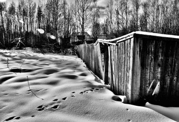 &quot;Зима. И все замерзли звуки ...&quot; / &quot;Зима. И все замерзли звуки
 На голых съеженных ветвях,
 И холод наглый, многорукий,
 Залез за шиворот студя.
 Домой, к пузатой теплой печке,
 Где сушатся дрова в тиши,
 И тени пляшут возле свечки,
 И время вовсе не спешит ...&quot;