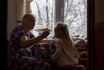 Обед / Бабушка кормит внучку