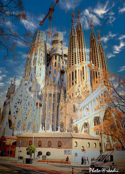 Templo de la Sagrada familia Barcelona / Саграда Фамилия – поразительный по красоте храм Барселоны, являющийся главным творением Антонио Гауди. Башни собора Святого Семейства хорошо видны издалека: они возвышаются над множеством домов города. Знаменитый архитектор посвятил созданию фантастических интерьеров и фасадов храма не одно десятилетие, однако его строительство до сих пор не закончено.

Саграда Фамилия – один из самых известных долгостроев в мире; в настоящее время окончание работ планируется к 2026 году. Но испанцы не очень торопятся, ведь существует легенда, что когда окончится строительство храма, наступит конец Света.