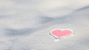 Тонкая грань / Отношения всегда имеют тонкую грань. Розовое сердечко на снегу.