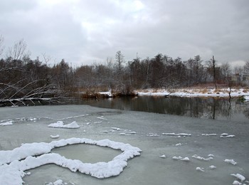 Тонкая грань / Образование льда на озере проточном