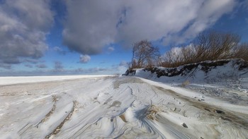 Замерзший берег Балтики. / Небывалая картина на побережье в этом году. Море замерзло в некоторых местах до 200 м от берега.