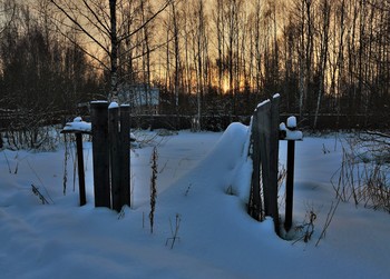Деревенские сумерки ... / "В бездонном небе луч последний
 Пространство блеском озарил.
 Возникнет скоро месяц бледный,
 Куда-то утром уходил ..."