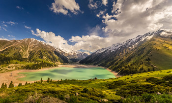 Большое Алматинское озеро. / Высокогорное озеро находится на высоте 2510 метров над уровнем моря, в 15 километрах южнее города Алматы.