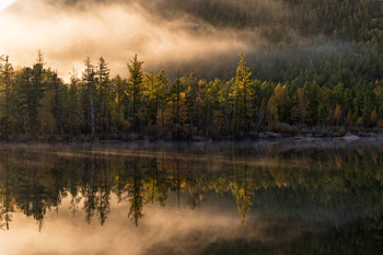 Рассвет. / Солнце осветило утренний туман на озере.