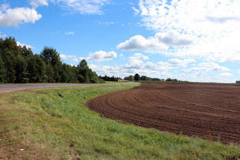 Поле у дороги / Перепаханное поле после уборки урожая у дороги