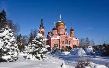 Церковь Илии Пророка в Изварине / По сведениям конца 19 века, деревянная церковь постройки 1770г. имела престолы в честь Ильи Пророка и св. Николая. Пришедшее в негодность здание было решено заменить в начале двадцатого века.
В 1904 г. строительство храма в неорусском стиле из красного кирпича было, в основном, закончено. Авторы проекта – архитекторы Шнауберт и Садовников. В 1910 г. храм был освящен так называемым малым чином. 
В 1918 году храм разделил участь многих храмов и был закрыт.
В период 20 – 40 гг в храме находилась конюшня, хранилось зерно и сено. После великой отечественной войны здание находилось в ведении Мосфильма – здесь был размещен архив ленинизма. Храм был вновь открыт в годы Великой Отечественной Войны в 1943 году. По окончании войны в 1946 году он был закрыт снова.
В 1990 году здание храма было передано Церкви. Начались труды по восстановлению Святыни.
Трудами настоятеля храма священника Николая Олейникова, благотворителей и прихожан храм был полностью восстановлен.
2 августа 2005 года состоялось Великое освящение.