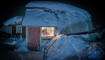 &quot;Крепитесь люди, скоро лето!..&quot; / Автопортрет в зимнем антураже. Нильмо-губа. Северная Карелия. 
 Февраль 2021.