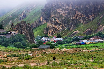 Между скалами / Высокогорное село Лаза в Азербайджане