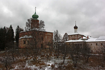 В Ростовском Борисоглебском монастыре / Собор Бориса и Глеба (16 в.) и Благовещенская церковь с трапезной (16 в.). 
Снято в 2011 г.