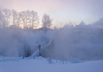 Морозное утро в провинциальном городке / У незамерзающей реки температура была далеко за -30) 
Белая Холуница, Кировская область.