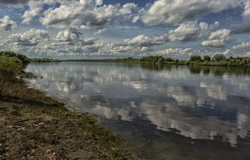 Отражение / Ока, в воде отражаются облака.