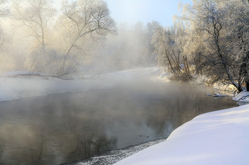 Над водой туман растилается... / морозное утро на реке