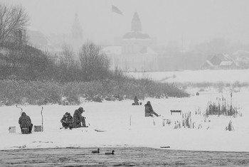 На зимней рыбалке в феврале / Россия. Тула. Река Упа.
