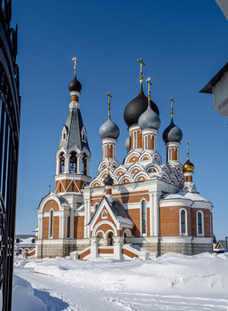 Двери открыты / храм , весна