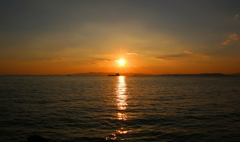 В луче заходящего солнца / Рейд Амурского залива