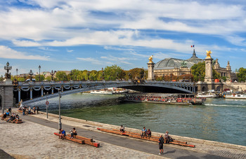 Прогулка по Парижу / Сена, Мост Александра III
Первый камень в основание моста был заложен в 1897 году сыном русского царя Александра III – Николаем II, который стал последним монархом Российской империи.