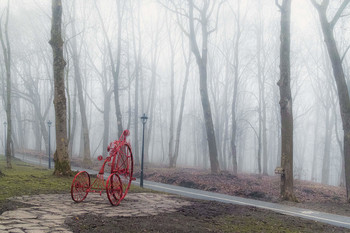 Ретро -велосипед на фоне тумана. / Год назад