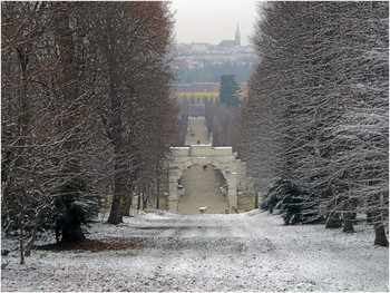 Вена. В парке Шёнбрунн в декабре. / Шёнбрунн (нем. Schloß Schönbrunn) — основная летняя резиденция австрийских императоров династии Габсбургов.