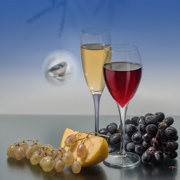 красное и белое / Натюрморт виноград и напитки.