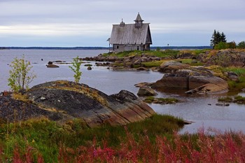 У самого Белого моря... / Северная Карелия. Белое море. Рабочеостровск.
Это место съемок фильма «Остров» режиссёра Павла Лунгина. Оно и впрямь идеально подходит к сюжету. Выбирали место для съемок долго, а вот снимать пришлось очень быстро, пока Белое море не покрылось льдом: фильм снимали чуть более месяца — с октября и до начала декабря 2005 года. Просто чудо! После съемок фильма «Остров» декорации демонтировать не стали, но сейчас от них уже мало что сохранилось. Мостков, что в фильме вели от церкви к котельной отца Анатолия, уже давно нет, так что котельная теперь и впрямь стоит на маленьком островке.