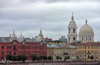 &nbsp; / посерединке-Церковь Благовещения Пресвятой Богородицы.Справа-Церковь Святой Великомученицы Екатерины.И красный -Доходный дом А. А. Стенбок-Фермора...арх. В. П. Цейдлер возвёл трёхэтажный доходный дом(модерн).