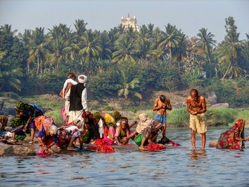 У священной реки (Индия, штат Карнатака) / By the sacred river (India, Karnataka State) / Фотография была сделана в штате Карнатака (Индия)