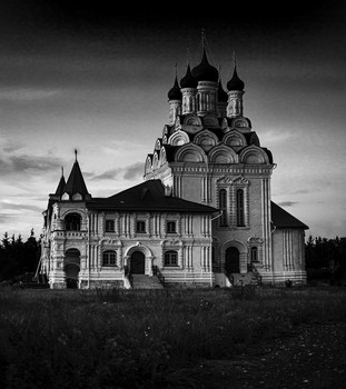 Церковь Благовещения Пресвятой Богородицы в Тайнинском / Историческое место, здесь Елена Глинская вынуждена была признать своим сыном Лждмитрия I.
Первые упоминания о деревянной церкви при государевом путевом дворце на дороге к Троице-Сергиеву монастырю относятся к 1628 году.

В 1675 году по указу царя Алексея Михайловича на месте деревянного храма началось строительство каменной церкви, которое завершилось в 1677 году. Церковь входила в состав дворцового комплекса путевого дворца. Подобные храмы были построены в других путевых резиденциях царя, Котельниках (по дороге в Коломну) и Алексеевском (также на пути в Троице-Сергиев монастырь).

В 1751 году по указу императрицы Елизаветы Петровны в северной части трапезной был устроен, а в 1763 году освящен придел Святых Захарии и Елисаветы

В 1812 году храм был разграблен французскими войсками.

В 1882 году на средства благотворителей был устроен новый придел — в честь Святого пророка Илии. Он помещается в южной части трапезной.