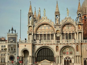Собор Святого Марка / Собор Святого Марка - главный сакральный памятник Венеции, основанный в 9 веке. Собор Святого Марка (Basilica di San Marco). Собор Святого Марка - один из величайших сакральных памятников Италии и символ Венеции. Это уникальный шедевр византийской архитектуры, расположенный на площади Сан-Марко.