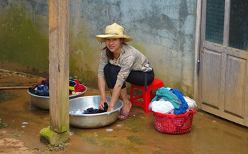 Вьетнамская девушка / Домашние заботы