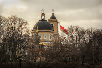 &nbsp; / Далеко виден огромный флаг