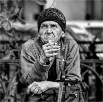 ...... Городской портрет..... / уличный портрет пожилой женщины