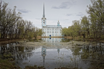 Петропавловская церковь в Ярославле / Построили эту красивую церковь в первой половине XVIII века, взяв за образец Петропавловский собор Санкт-Петербурга.В начале 20-х годов XVIII века в юго-западной части Ярославля создали первую в России полотняную мануфактуру. Ее основателем и владельцем стал именитый купец ярославской гостиной сотни Иван Максимович Затрапезников. Для масштабного по тем временам производства государство безвозмездно выделило Затрапезникову землю и разрешило набирать по стране и из-за рубежа мастеровых людей.Так в Ярославле появилось собственное производство различных тканей, полотенец и скатертей. Кроме дорогих и качественных изделий, поставляемых к царскому двору и даже за рубеж, здесь производили и дешевое полотно, пользующееся популярностью у простых жителей. Сероватую с синими полосками ткань обыватели использовали для пошива тюфяков и домашней одежды и называли по фамилии основателя фабрики – затрапезой. Именно в те времена появилось и вошло в речь знакомое нам выражение «затрапезный вид».