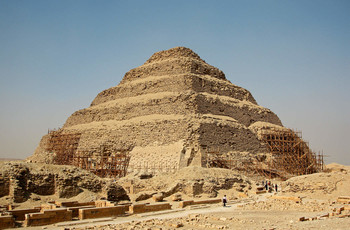 Пирамида Джосера / Ступенчатая пирамида Джосера - самая древняя пирамида в Египте. Она была возведена около 2650 г. до н. э. для фараона III династии в Саккаре - древнейшем некрополе Мемфиса, являвшегося столицей Древнего Царства.