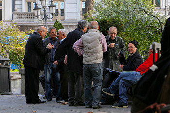 Однажды днем на улице Тбилиси / Компания пожилых жителей Сакартвело что-то бурно обсуждает на площади Свободы в Тбилиси